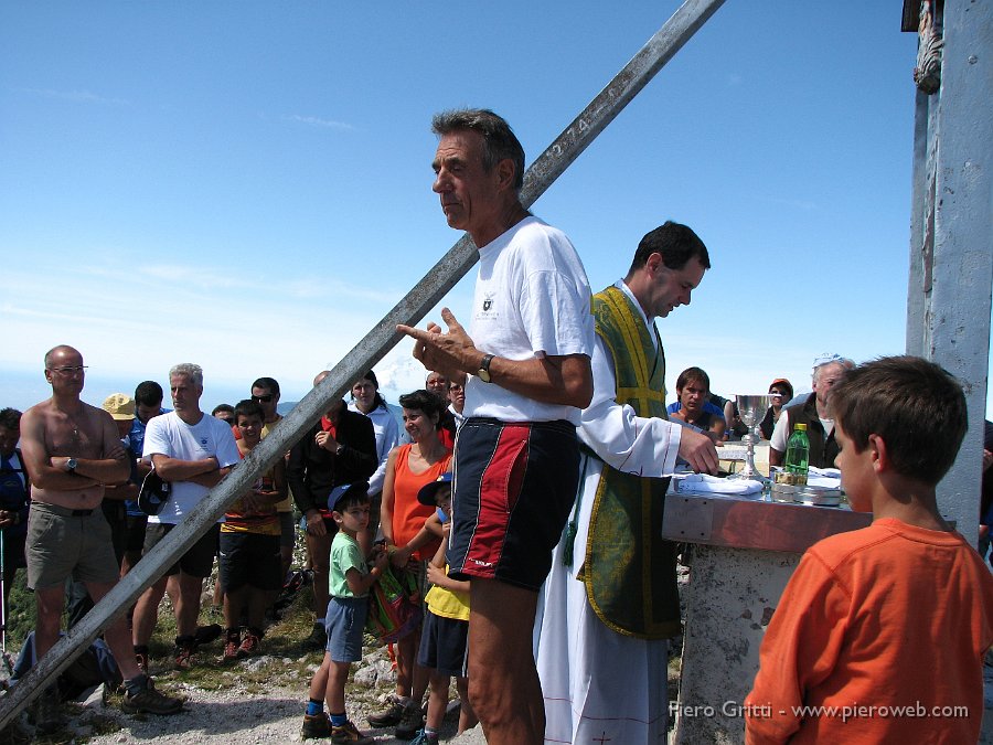 alben16ag08 067.jpg - Il sig. Lorenzo Pasinetti del CAI di Trescore saluta i numerosi presenti